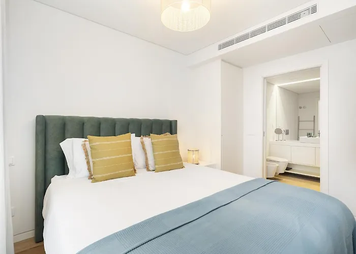 Whome Urban Oasis: Modern Living With Parking & Ac